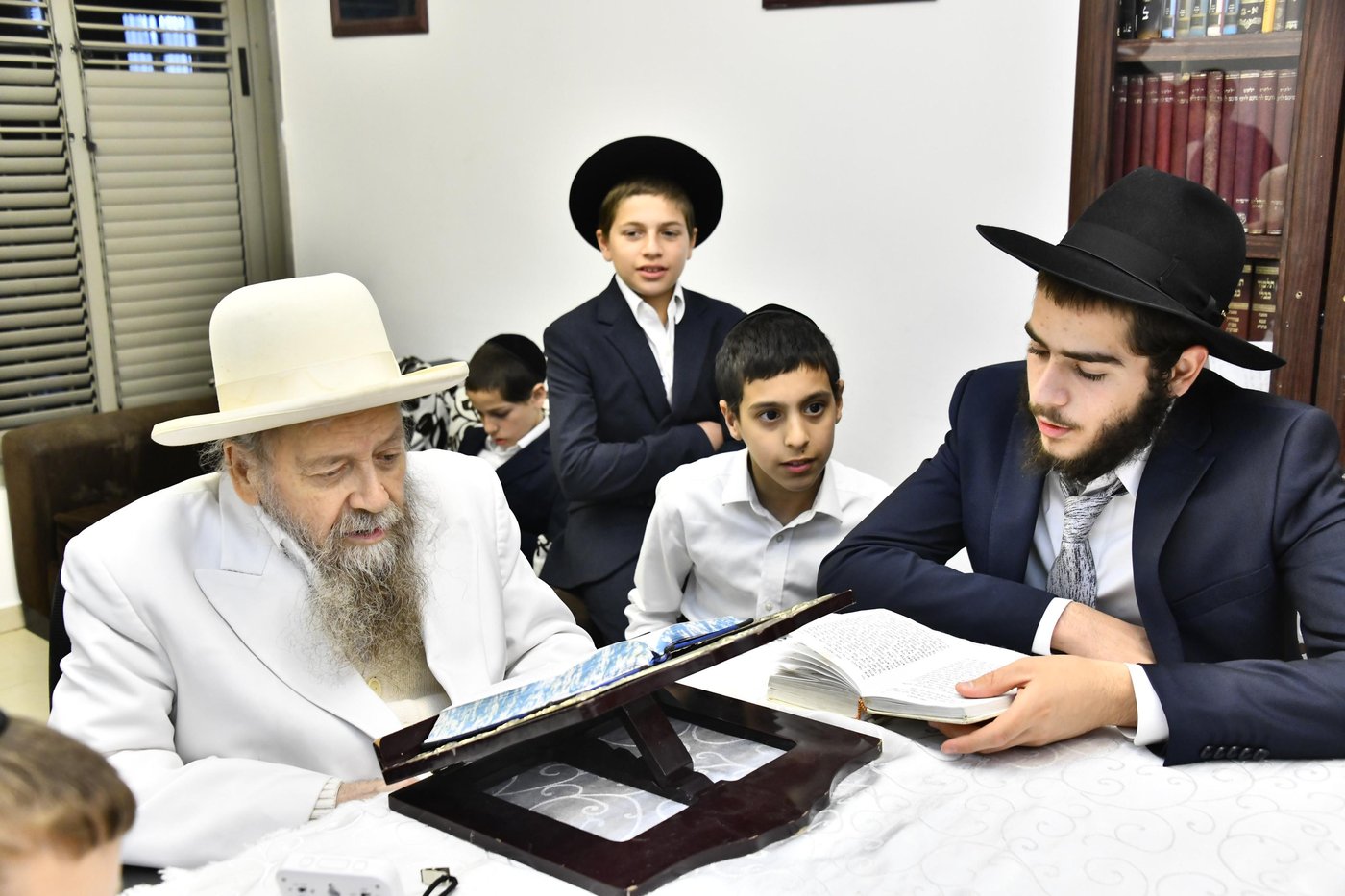 מוצאי שבת הגדול אצל המקובל רבי דוד בצרי