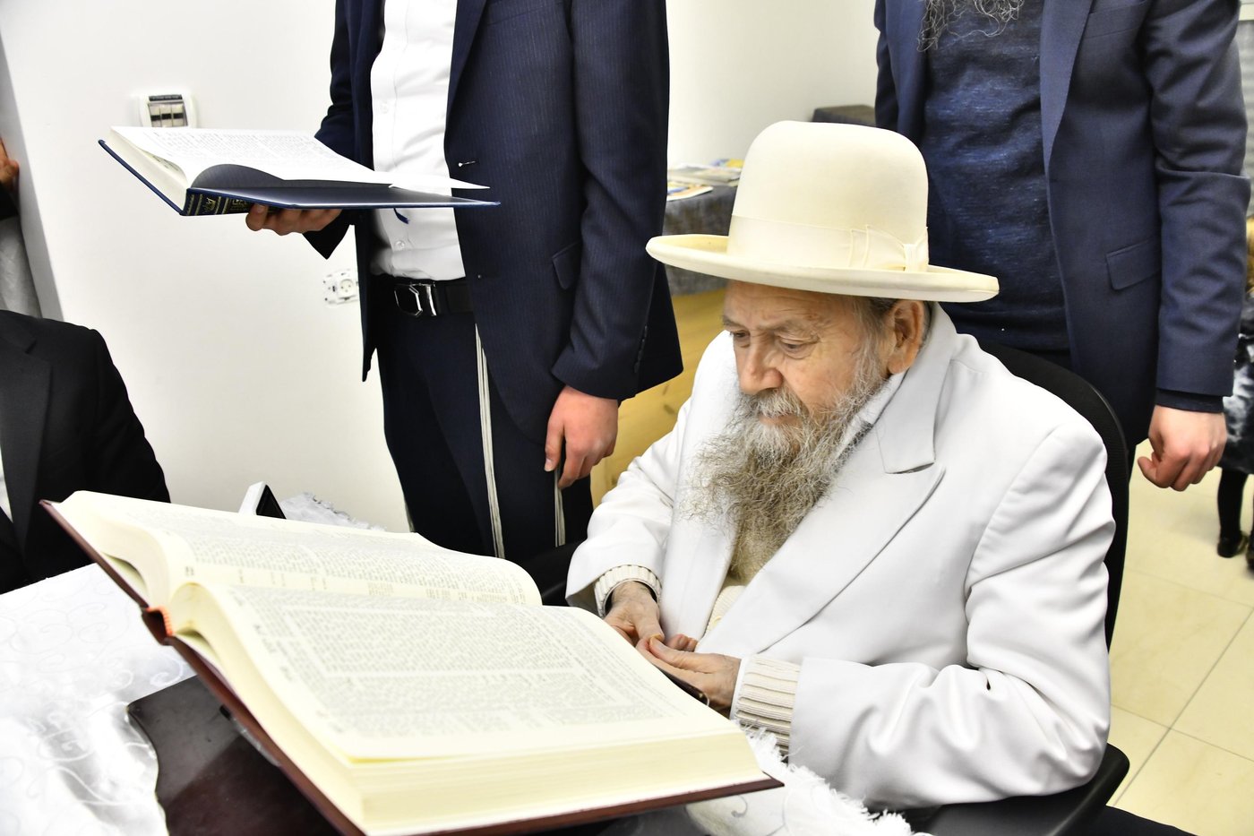 מוצאי שבת הגדול אצל המקובל רבי דוד בצרי