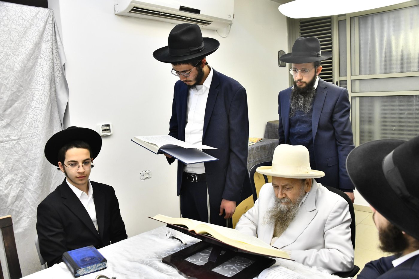 מוצאי שבת הגדול אצל המקובל רבי דוד בצרי