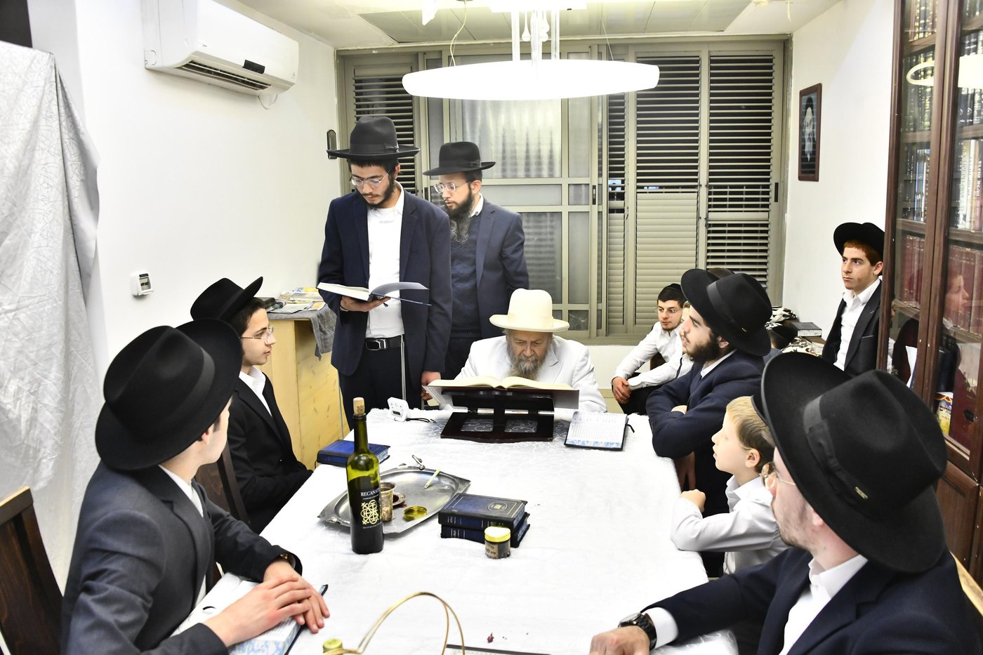 מוצאי שבת הגדול אצל המקובל רבי דוד בצרי