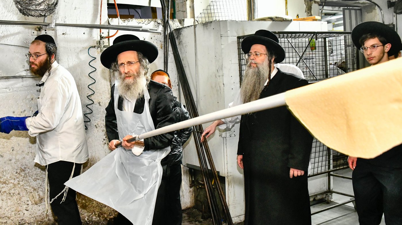 הגה"צ רבי אלימלך בידרמן באפיית מצות