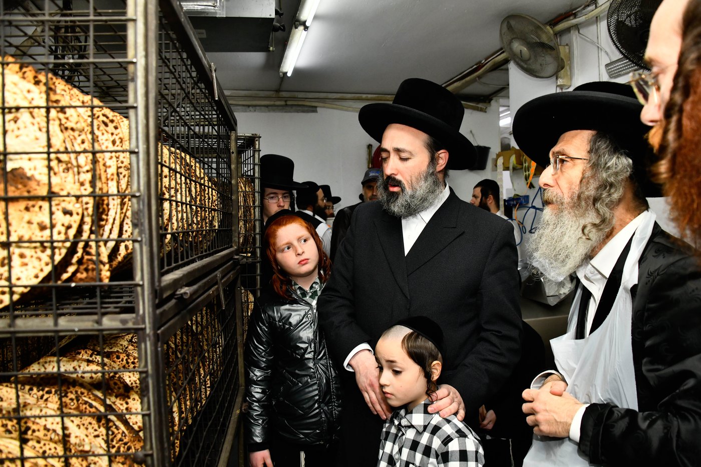 הגה"צ רבי אלימלך בידרמן באפיית מצות