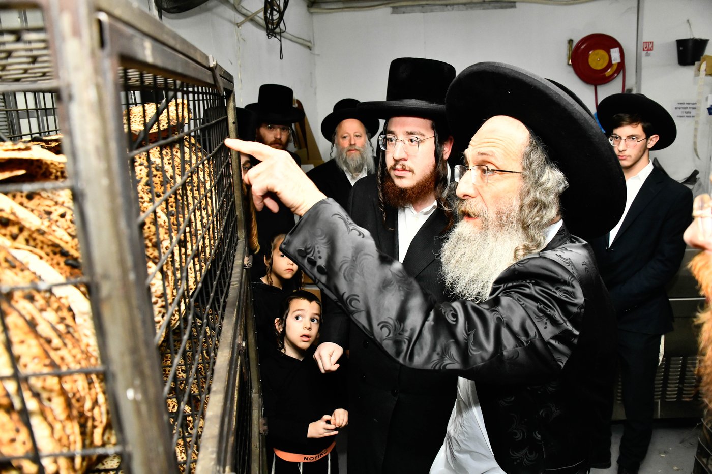 הגה"צ רבי אלימלך בידרמן באפיית מצות