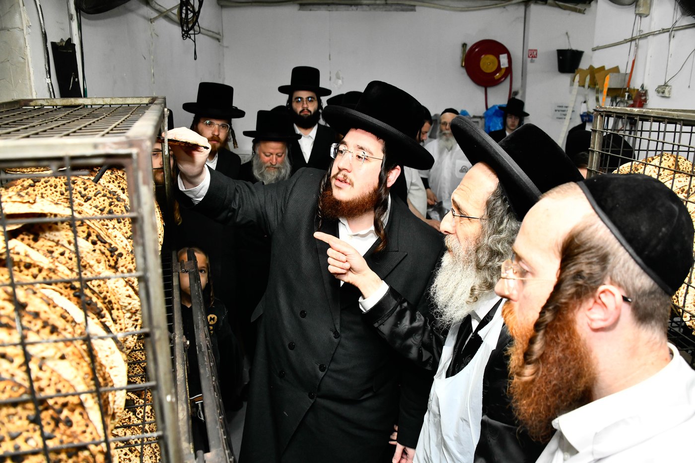 הגה"צ רבי אלימלך בידרמן באפיית מצות