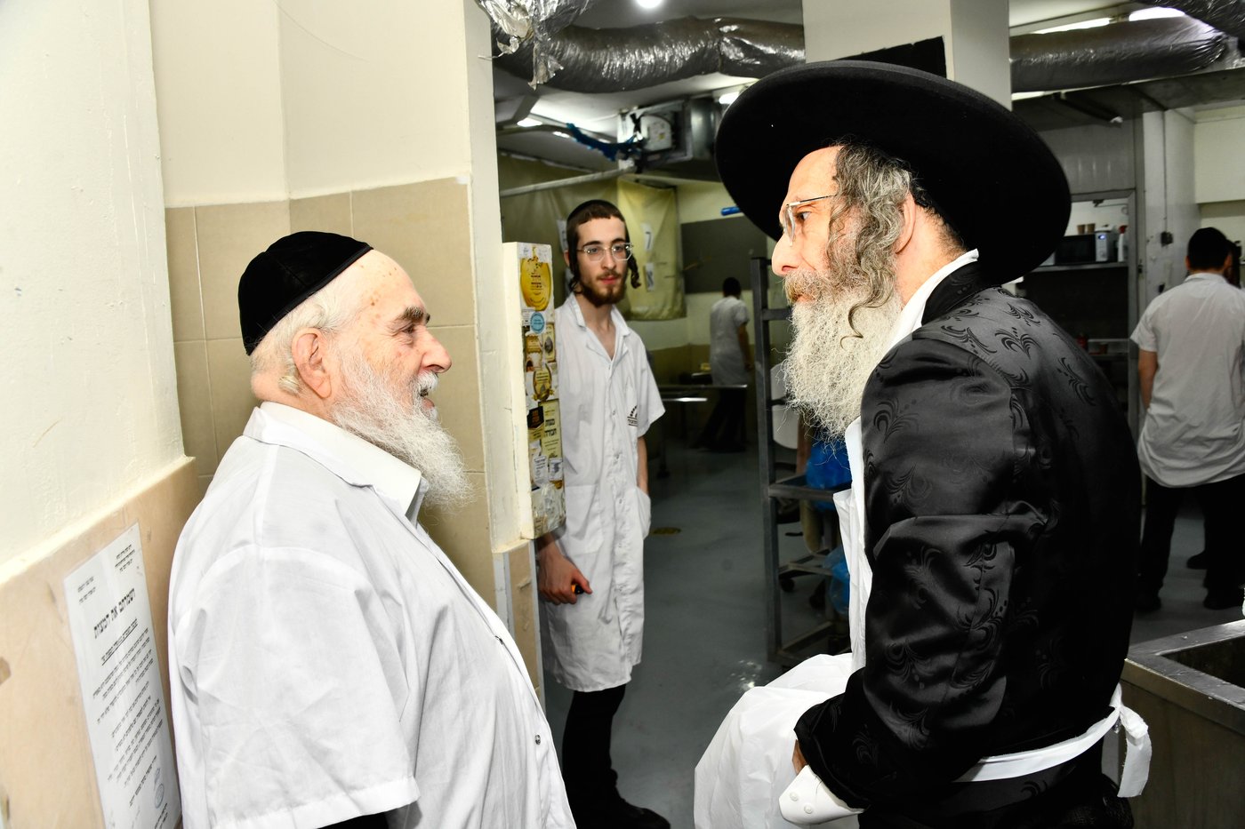 הגה"צ רבי אלימלך בידרמן באפיית מצות