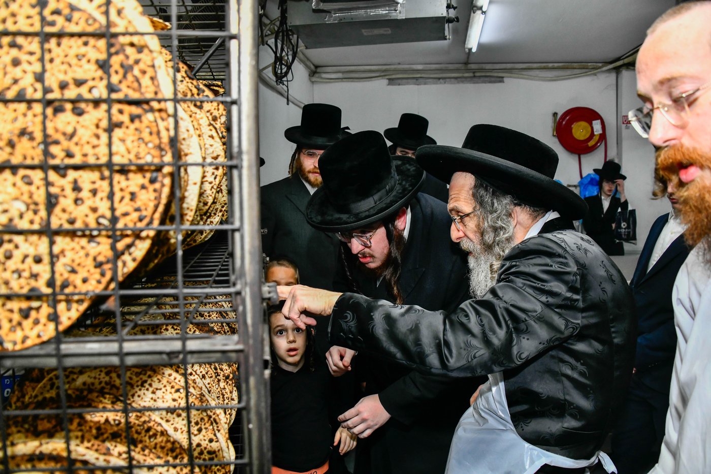 הגה"צ רבי אלימלך בידרמן באפיית מצות