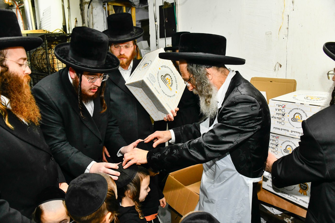 הגה"צ רבי אלימלך בידרמן באפיית מצות