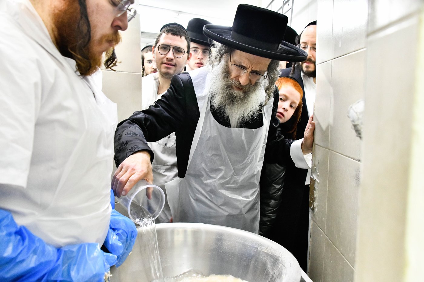 הגה"צ רבי אלימלך בידרמן באפיית מצות