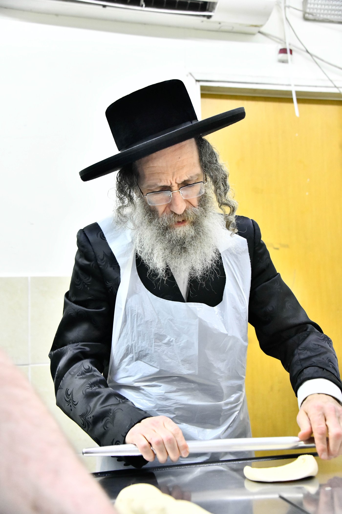 הגה"צ רבי אלימלך בידרמן באפיית מצות