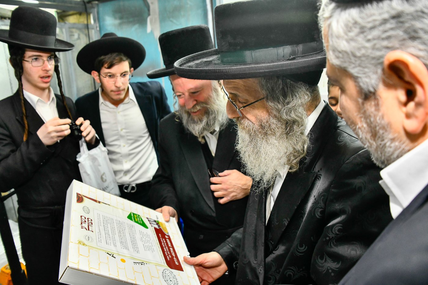 הגה"צ רבי אלימלך בידרמן באפיית מצות