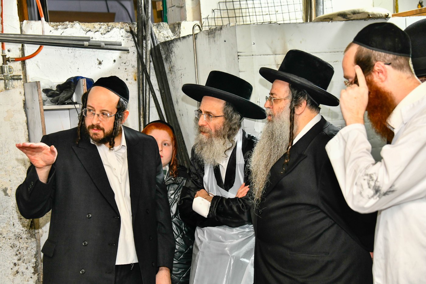 הגה"צ רבי אלימלך בידרמן באפיית מצות