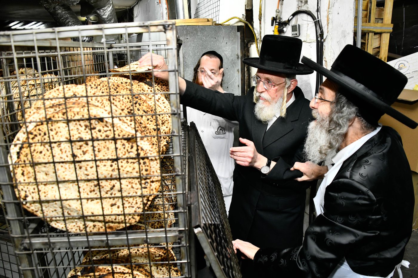 הגה"צ רבי אלימלך בידרמן באפיית מצות