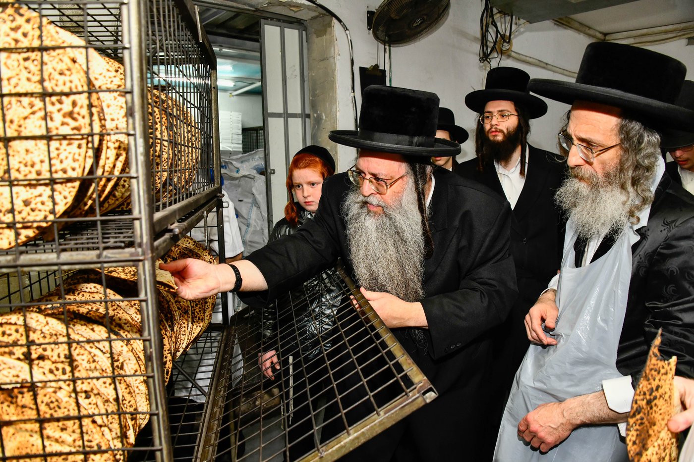 הגה"צ רבי אלימלך בידרמן באפיית מצות
