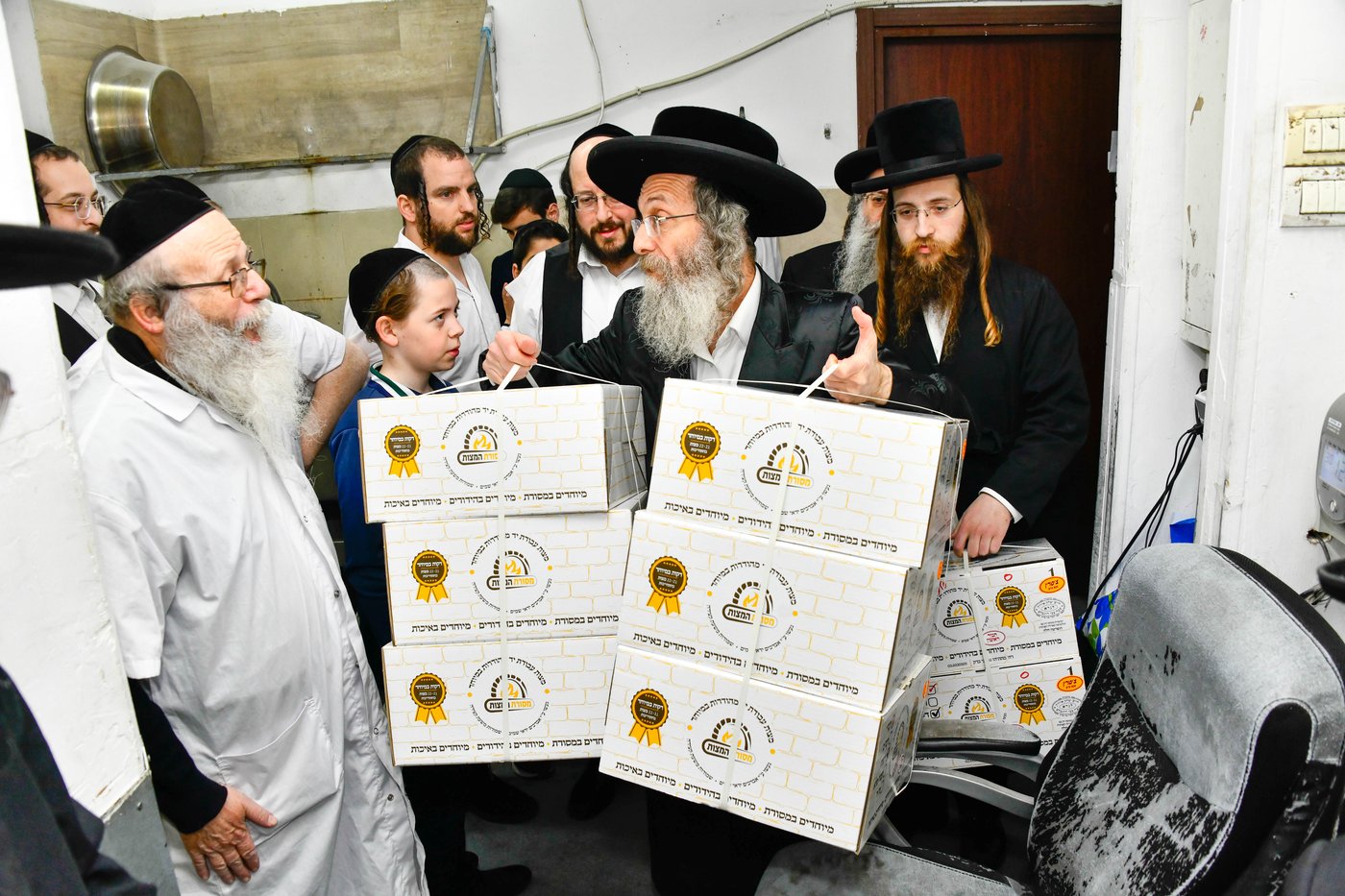 הגה"צ רבי אלימלך בידרמן באפיית מצות