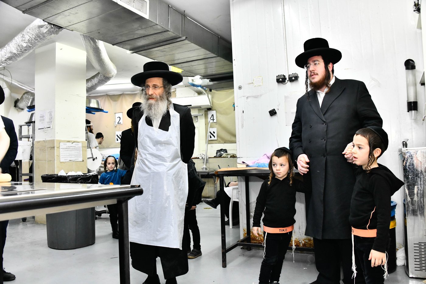 הגה"צ רבי אלימלך בידרמן באפיית מצות