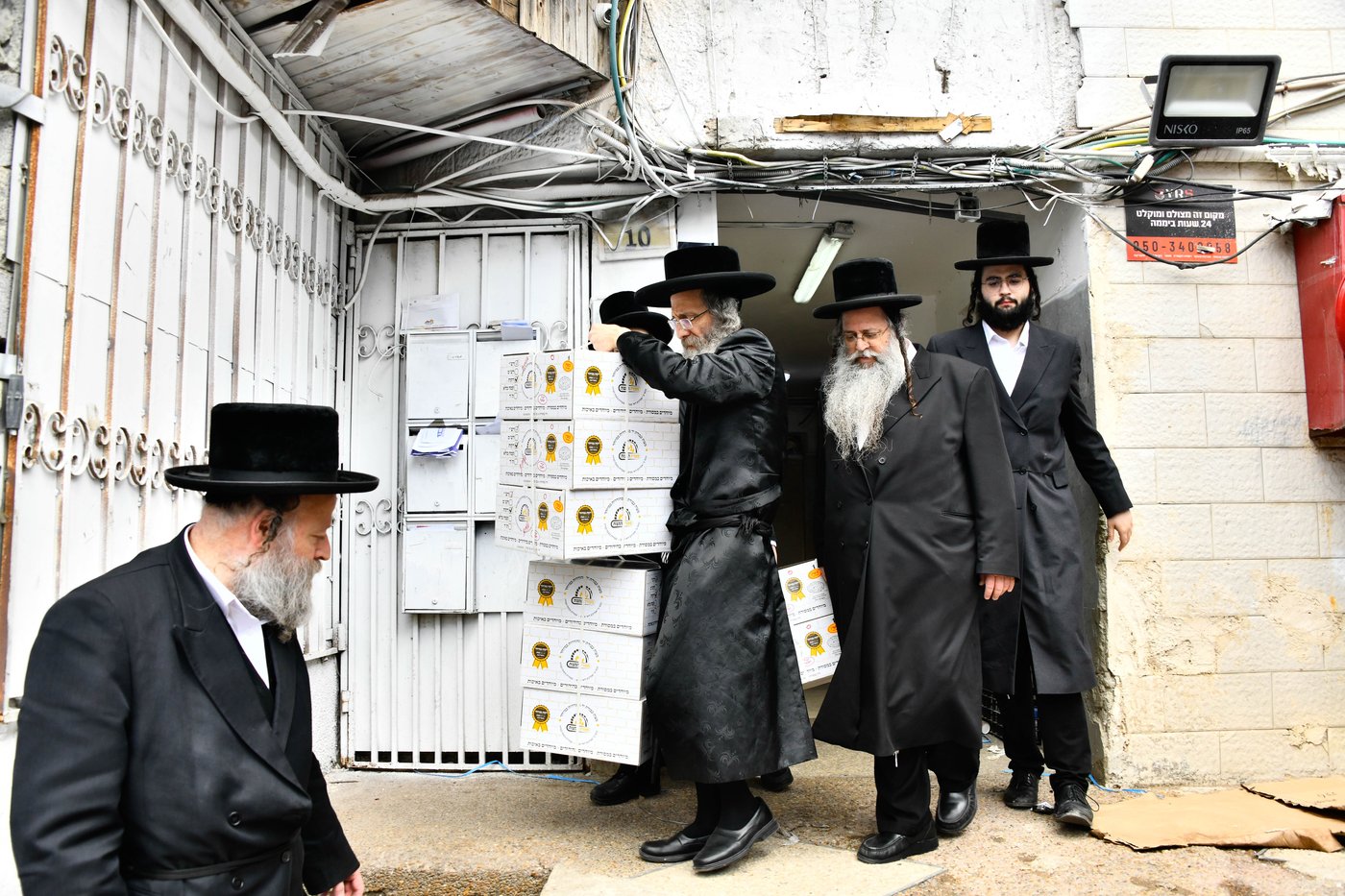 הגה"צ רבי אלימלך בידרמן באפיית מצות