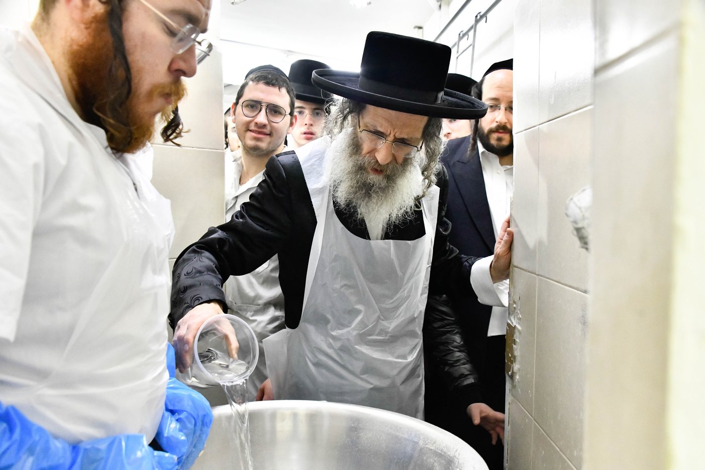 הגה"צ רבי אלימלך בידרמן באפיית מצות