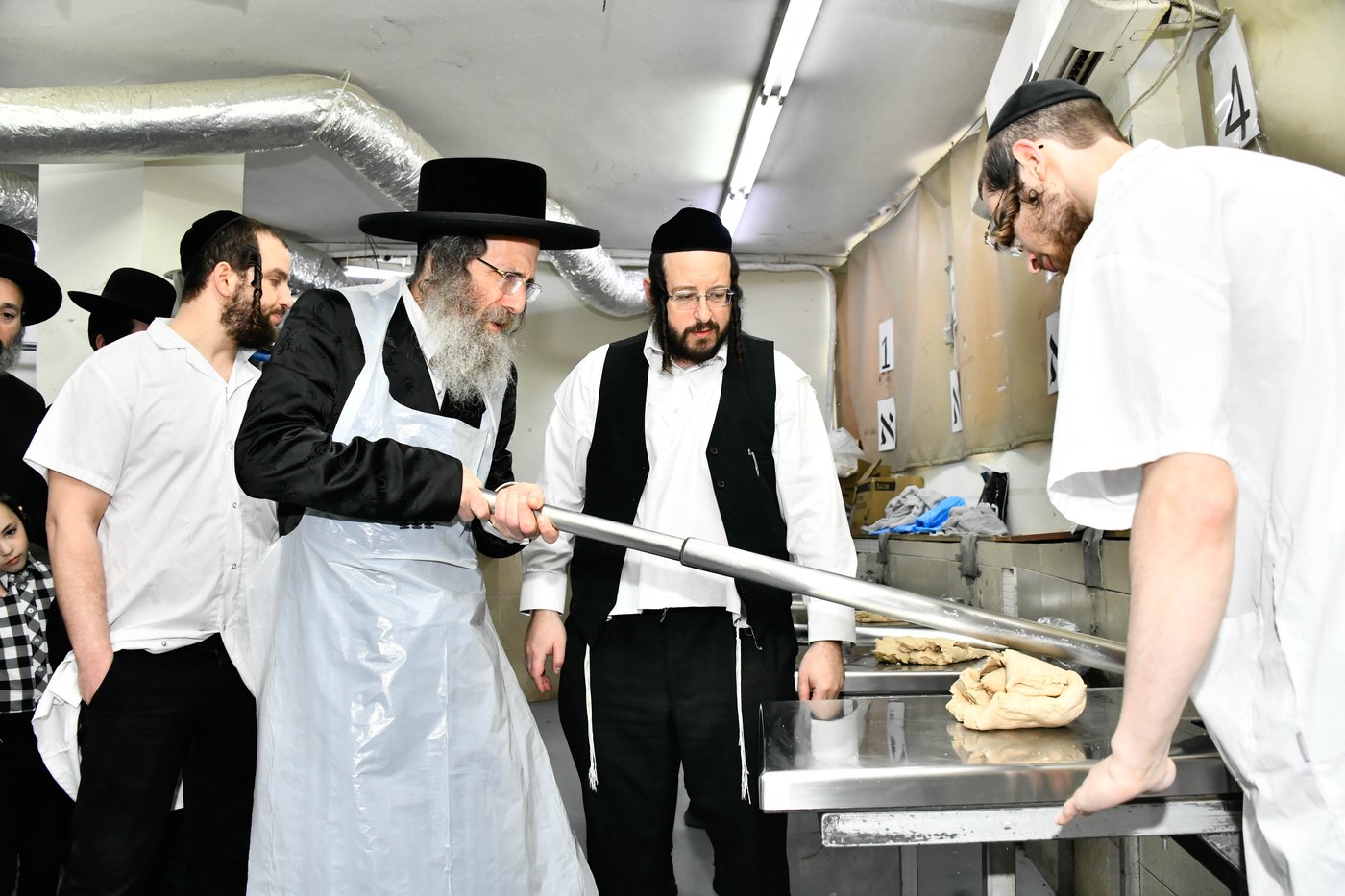 הגה"צ רבי אלימלך בידרמן באפיית מצות