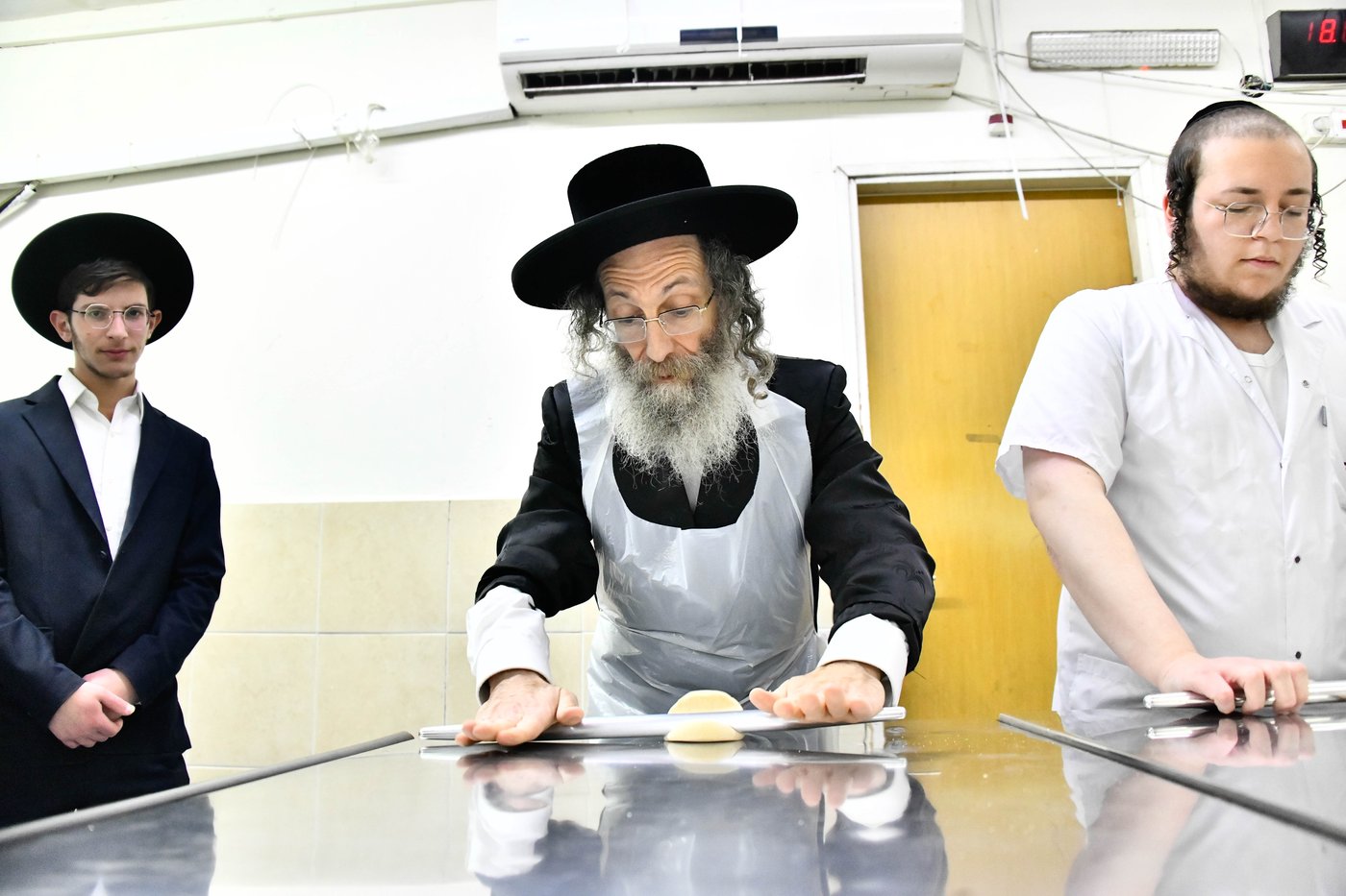 הגה"צ רבי אלימלך בידרמן באפיית מצות