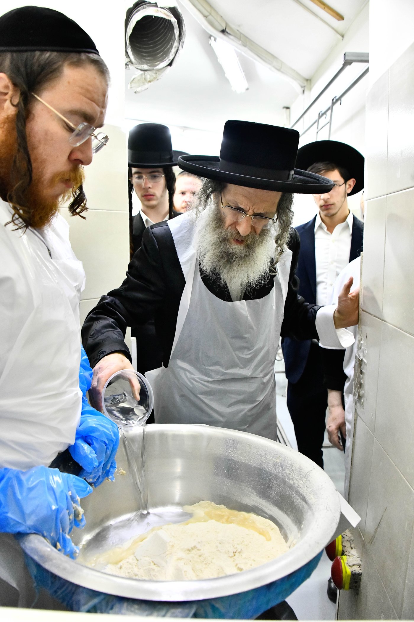 הגה"צ רבי אלימלך בידרמן באפיית מצות