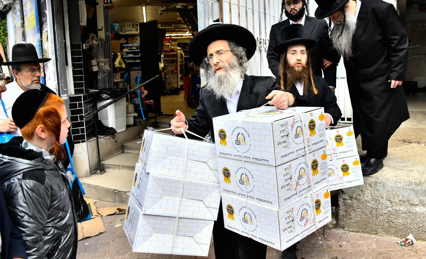 הגה"צ רבי אלימלך בידרמן באפיית מצות