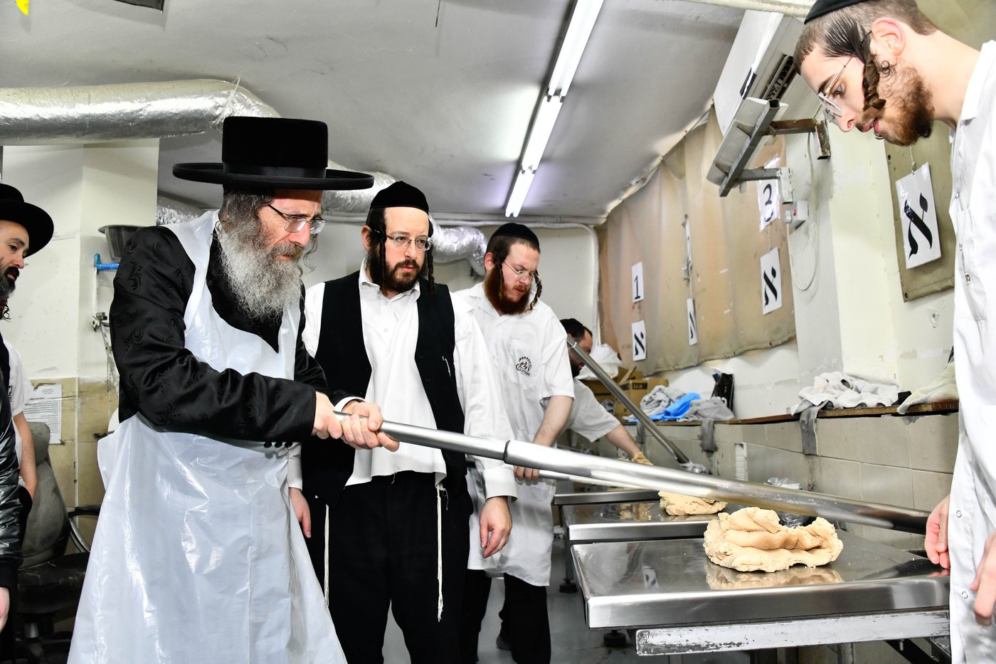 הגה"צ רבי אלימלך בידרמן באפיית מצות