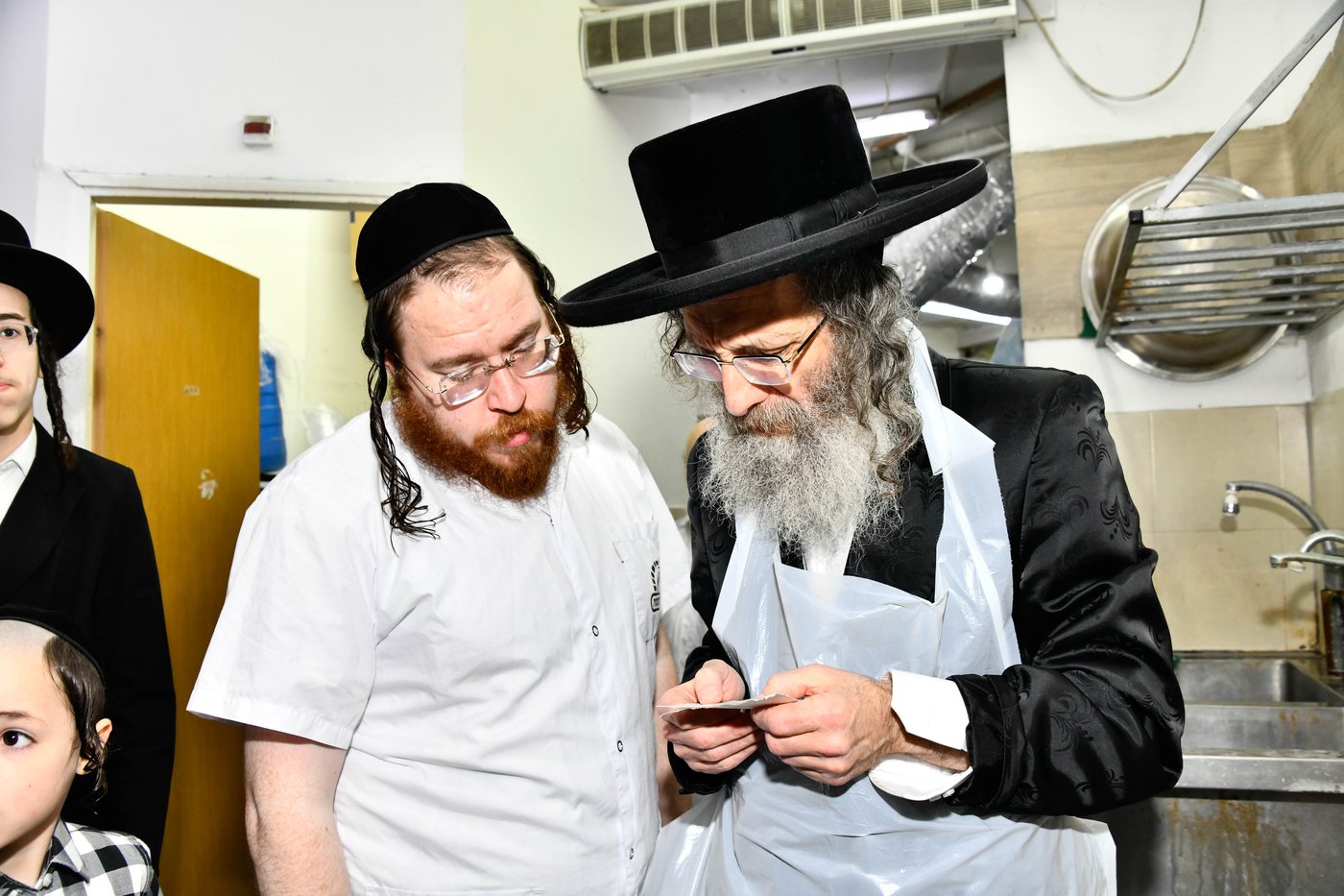 הגה"צ רבי אלימלך בידרמן באפיית מצות