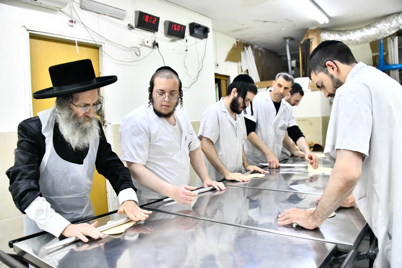 הגה"צ רבי אלימלך בידרמן באפיית מצות