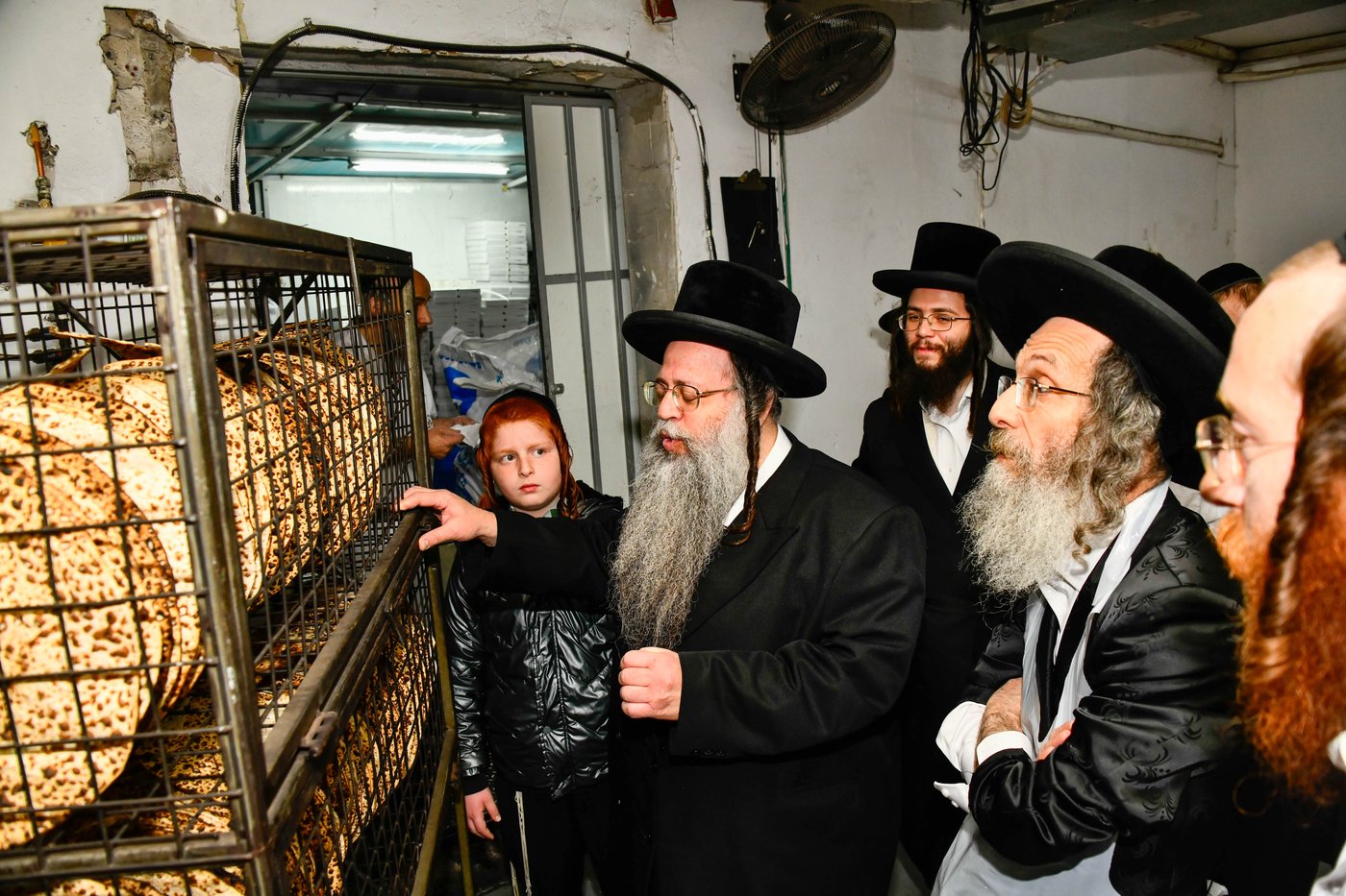 הגה"צ רבי אלימלך בידרמן באפיית מצות