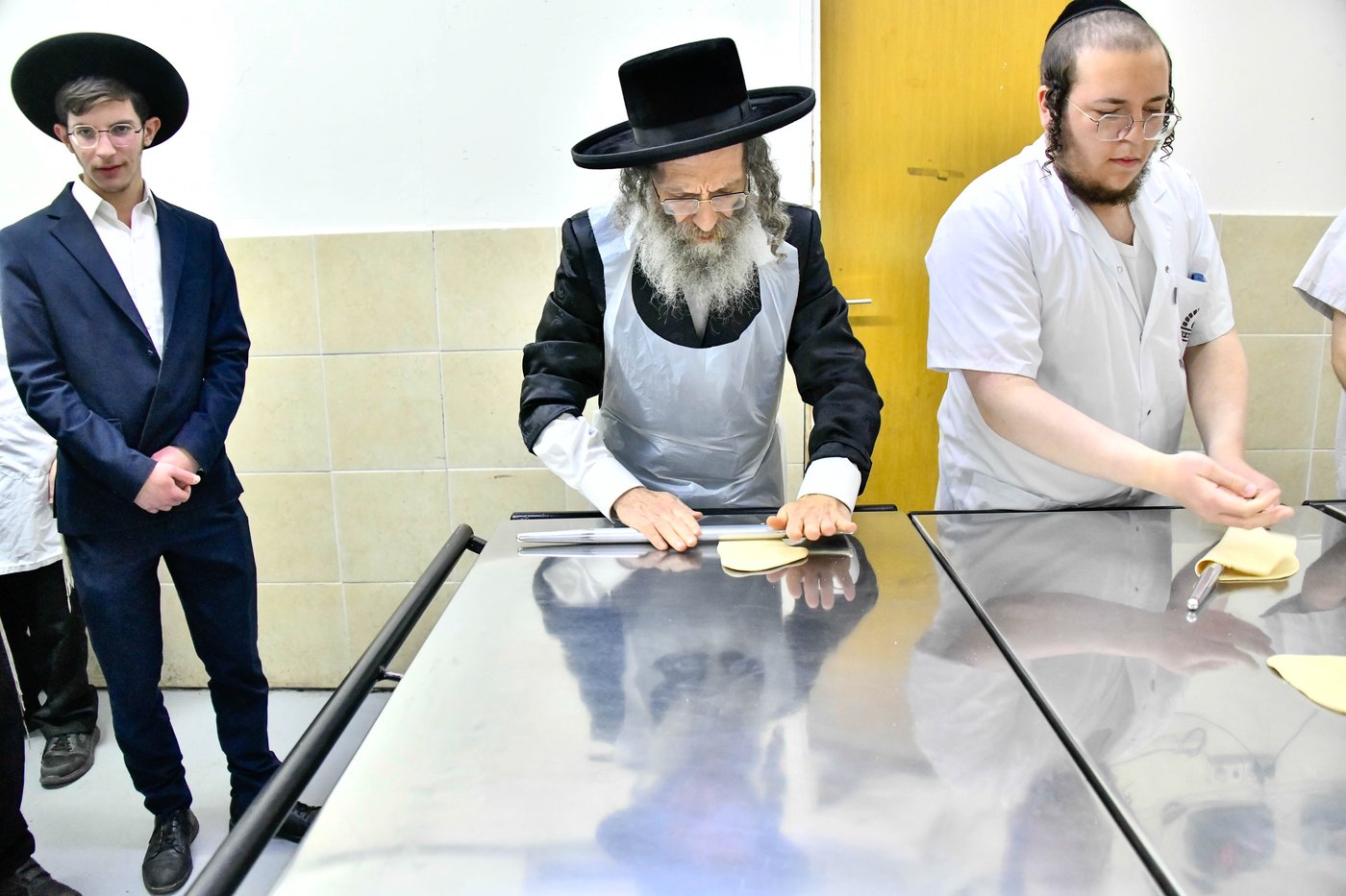 הגה"צ רבי אלימלך בידרמן באפיית מצות