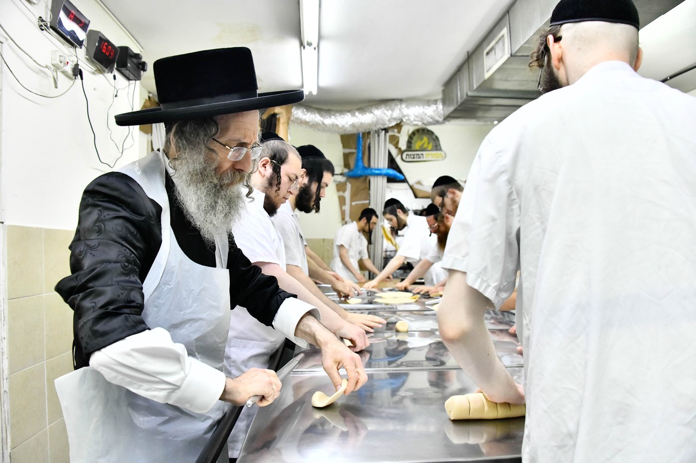 הגה"צ רבי אלימלך בידרמן באפיית מצות