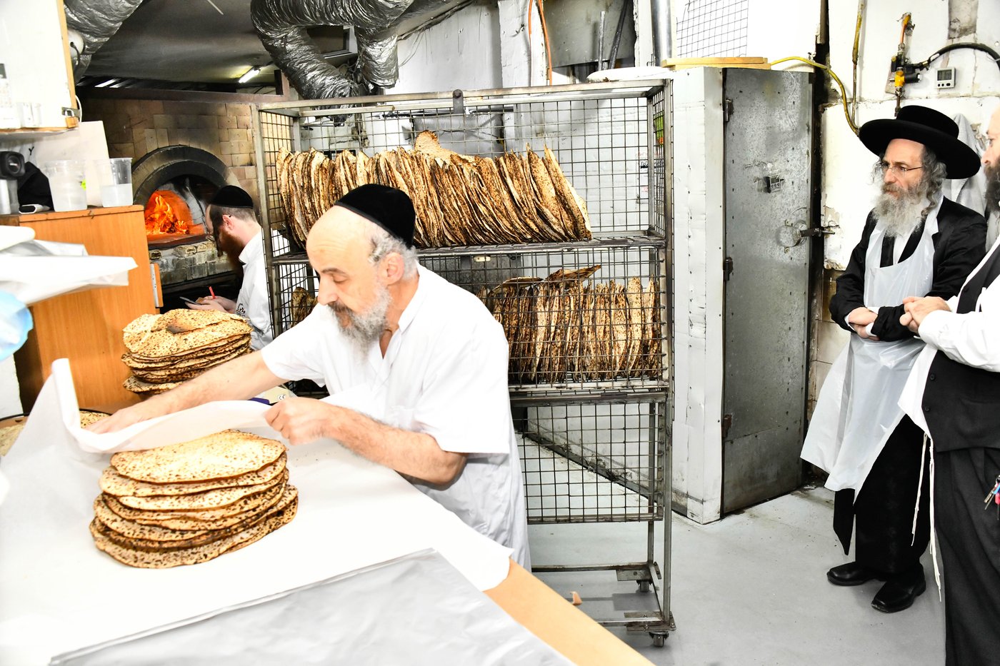 הגה"צ רבי אלימלך בידרמן באפיית מצות