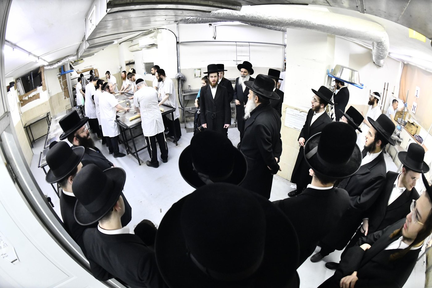 האדמו"ר מאשלג בני היכלא באפיית המצות