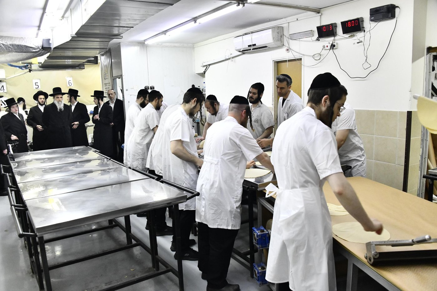 האדמו"ר מאשלג בני היכלא באפיית המצות