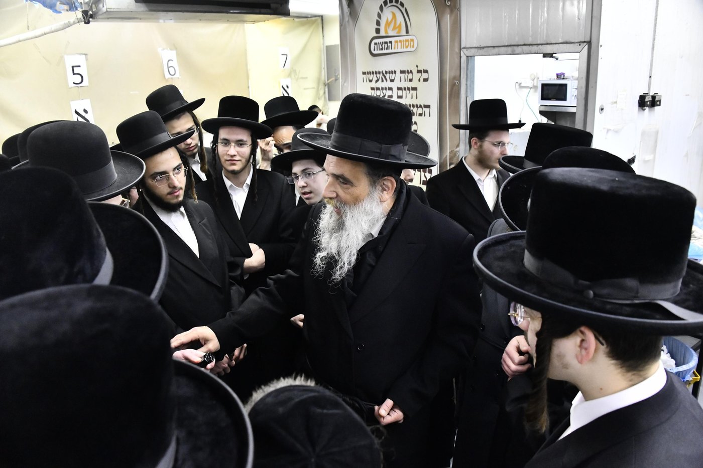 האדמו"ר מאשלג בני היכלא באפיית המצות