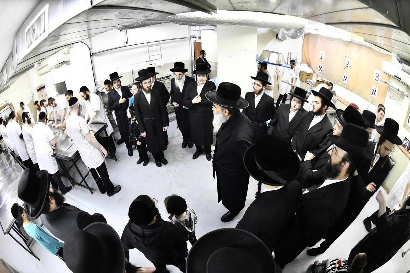 האדמו"ר מאשלג בני היכלא באפיית המצות