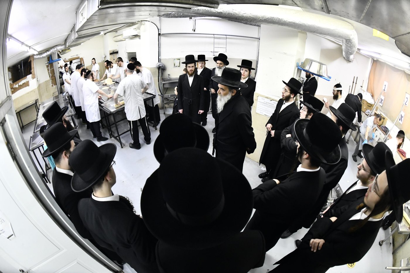 האדמו"ר מאשלג בני היכלא באפיית המצות