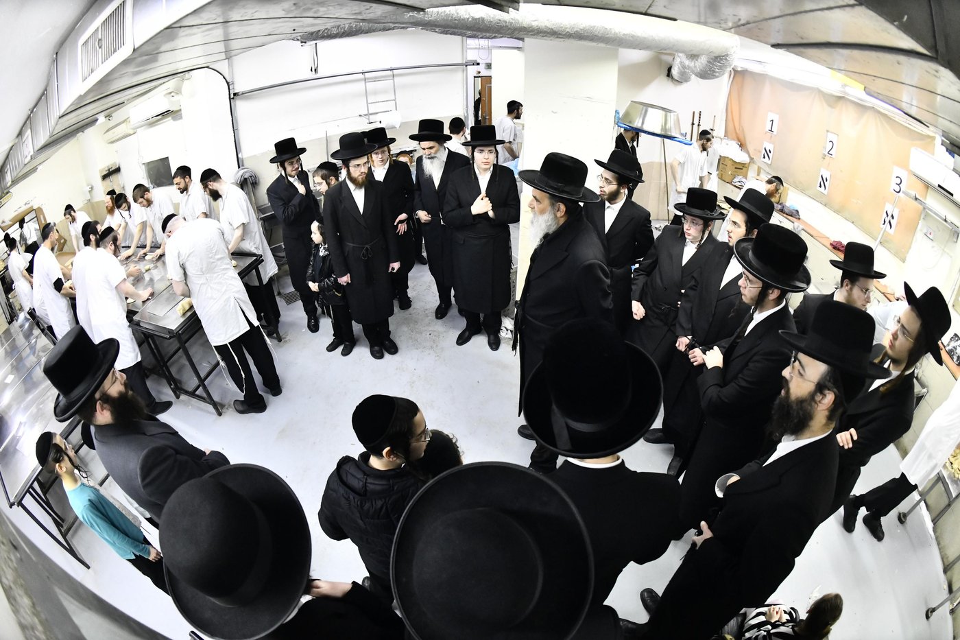 האדמו"ר מאשלג בני היכלא באפיית המצות