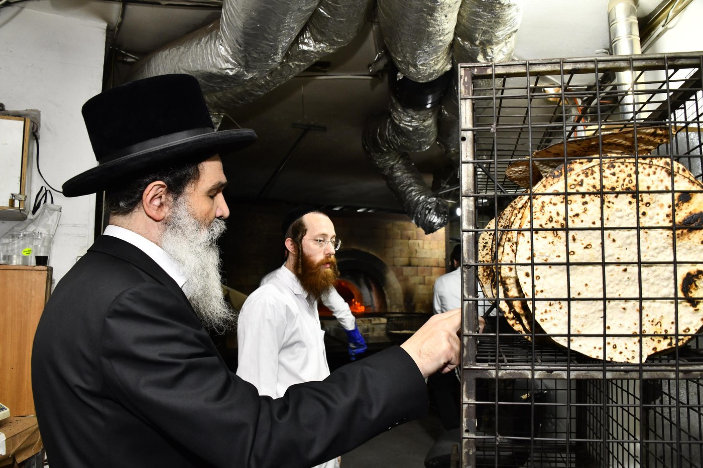האדמו"ר מאשלג בני היכלא באפיית המצות