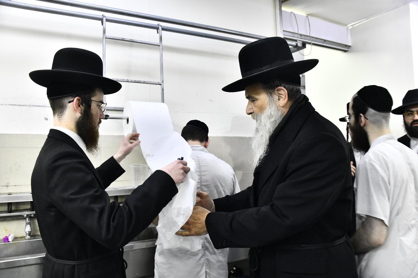 האדמו"ר מאשלג בני היכלא באפיית המצות