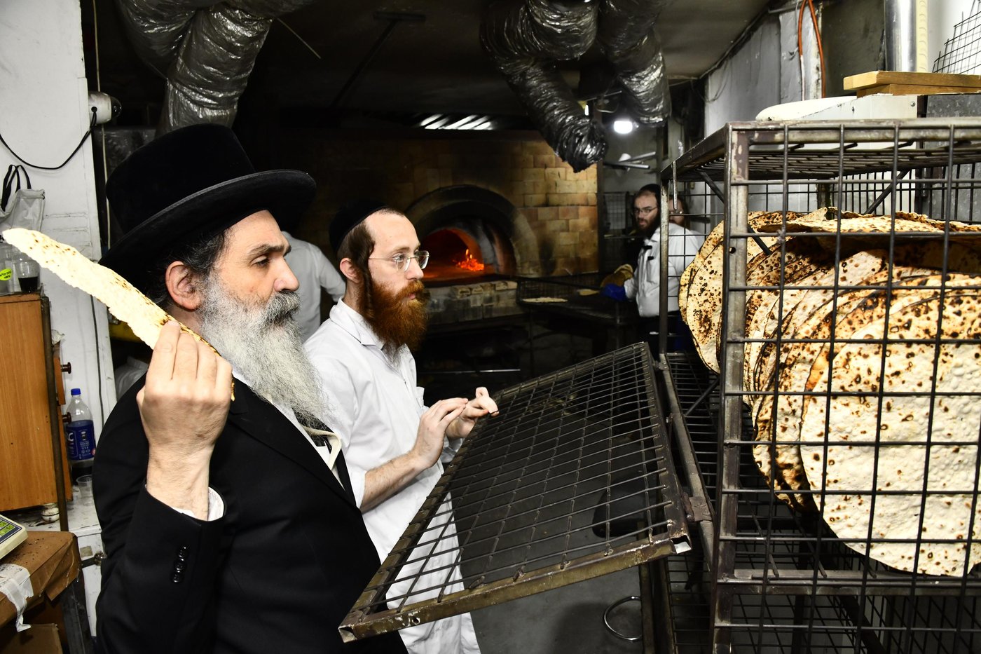 האדמו"ר מאשלג בני היכלא באפיית המצות