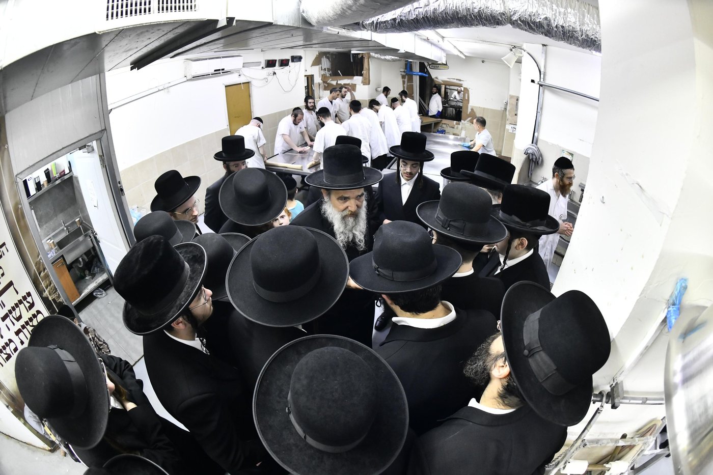 האדמו"ר מאשלג בני היכלא באפיית המצות