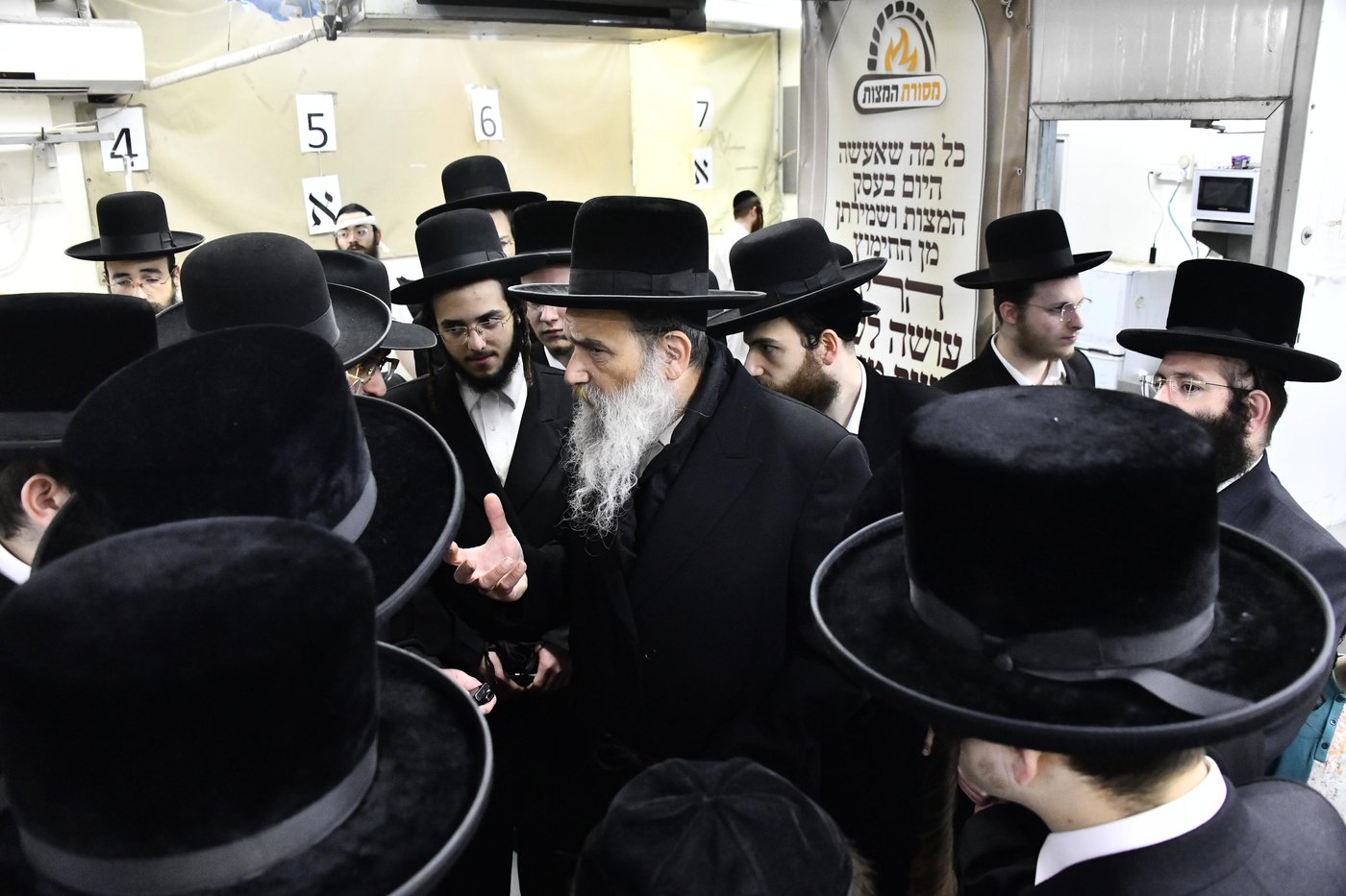 האדמו"ר מאשלג בני היכלא באפיית המצות