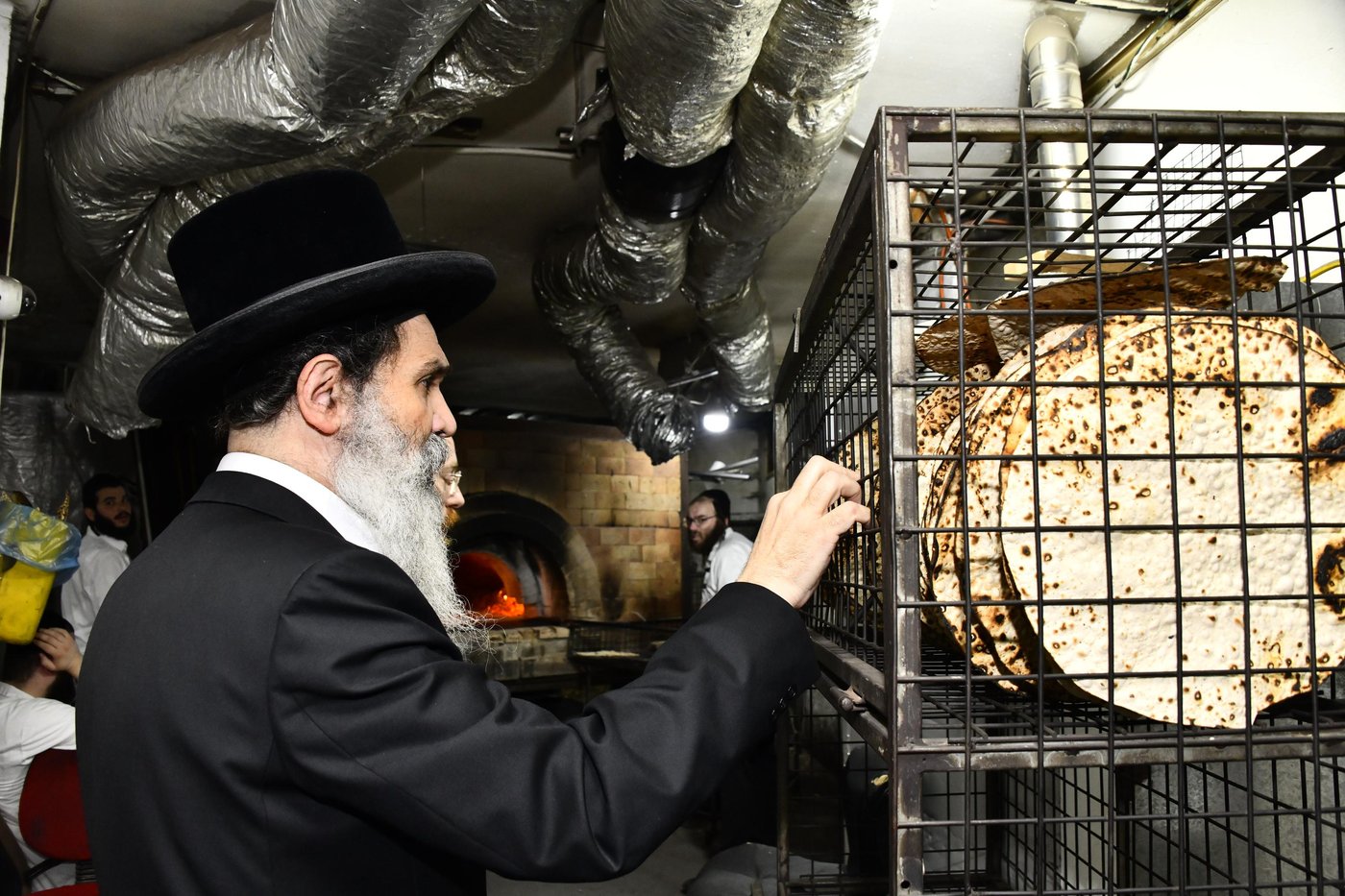 האדמו"ר מאשלג בני היכלא באפיית המצות