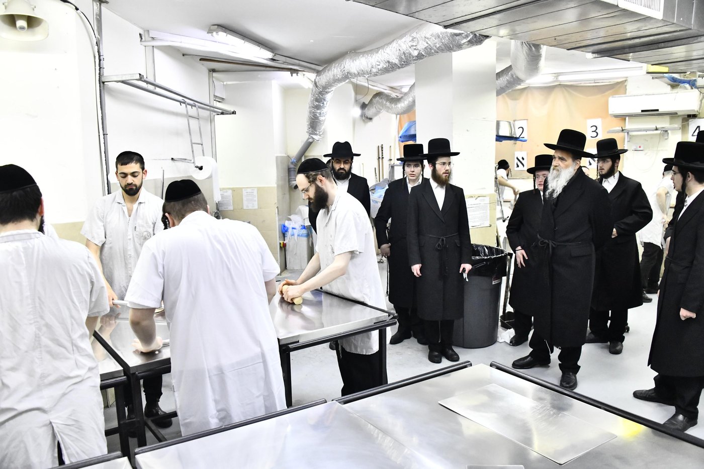 האדמו"ר מאשלג בני היכלא באפיית המצות