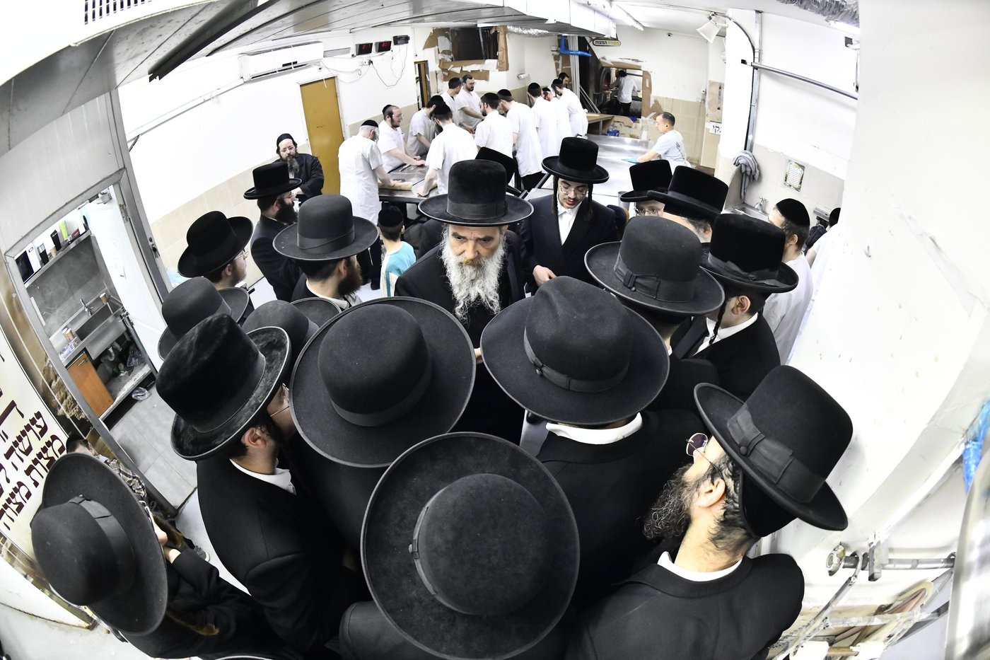 האדמו"ר מאשלג בני היכלא באפיית המצות