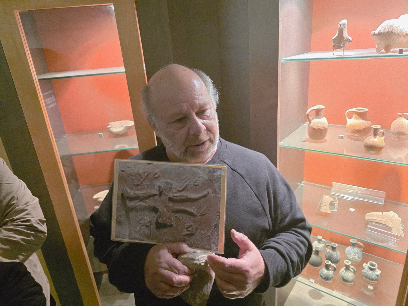 מר דוד גולדמן מנכ"ל מוזאון ארץ יהודה עם חותם מלך חברון