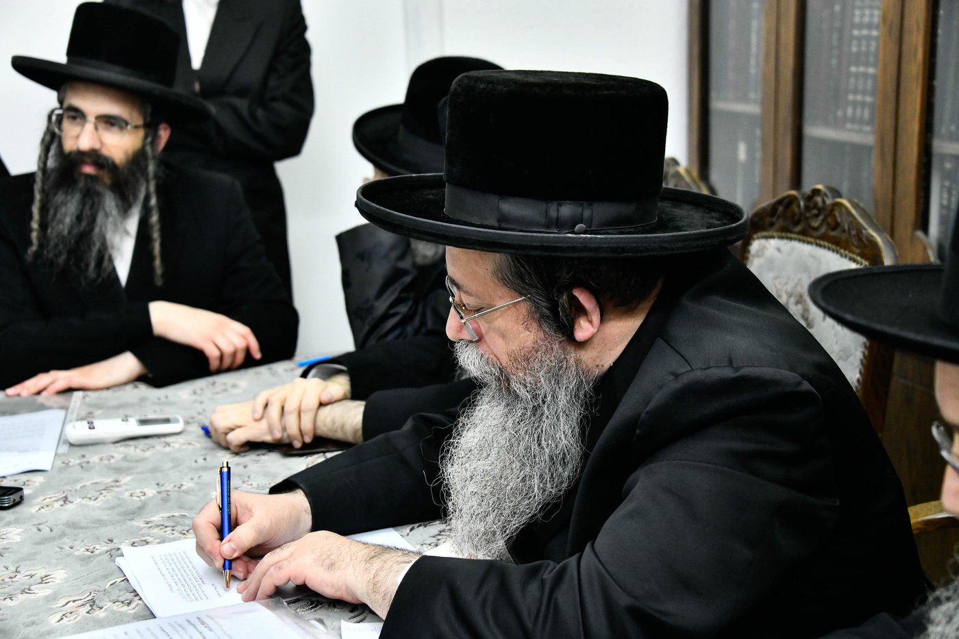 האדמו"ר משבט הלוי במכירת חמץ