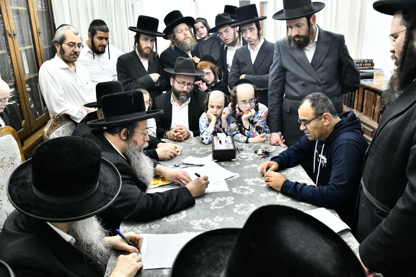 האדמו"ר משבט הלוי במכירת חמץ