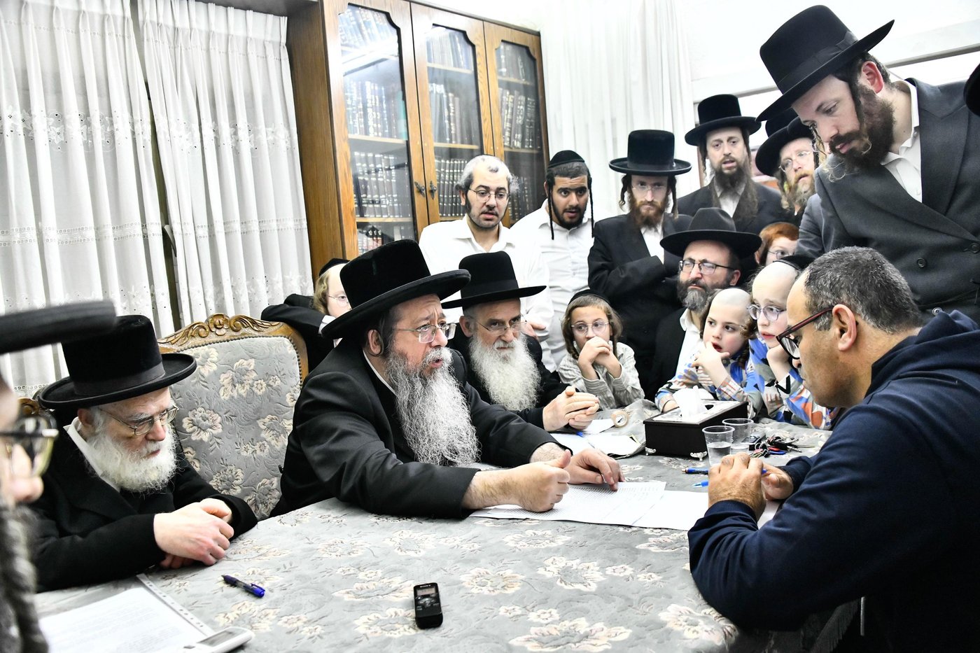 האדמו"ר משבט הלוי במכירת חמץ